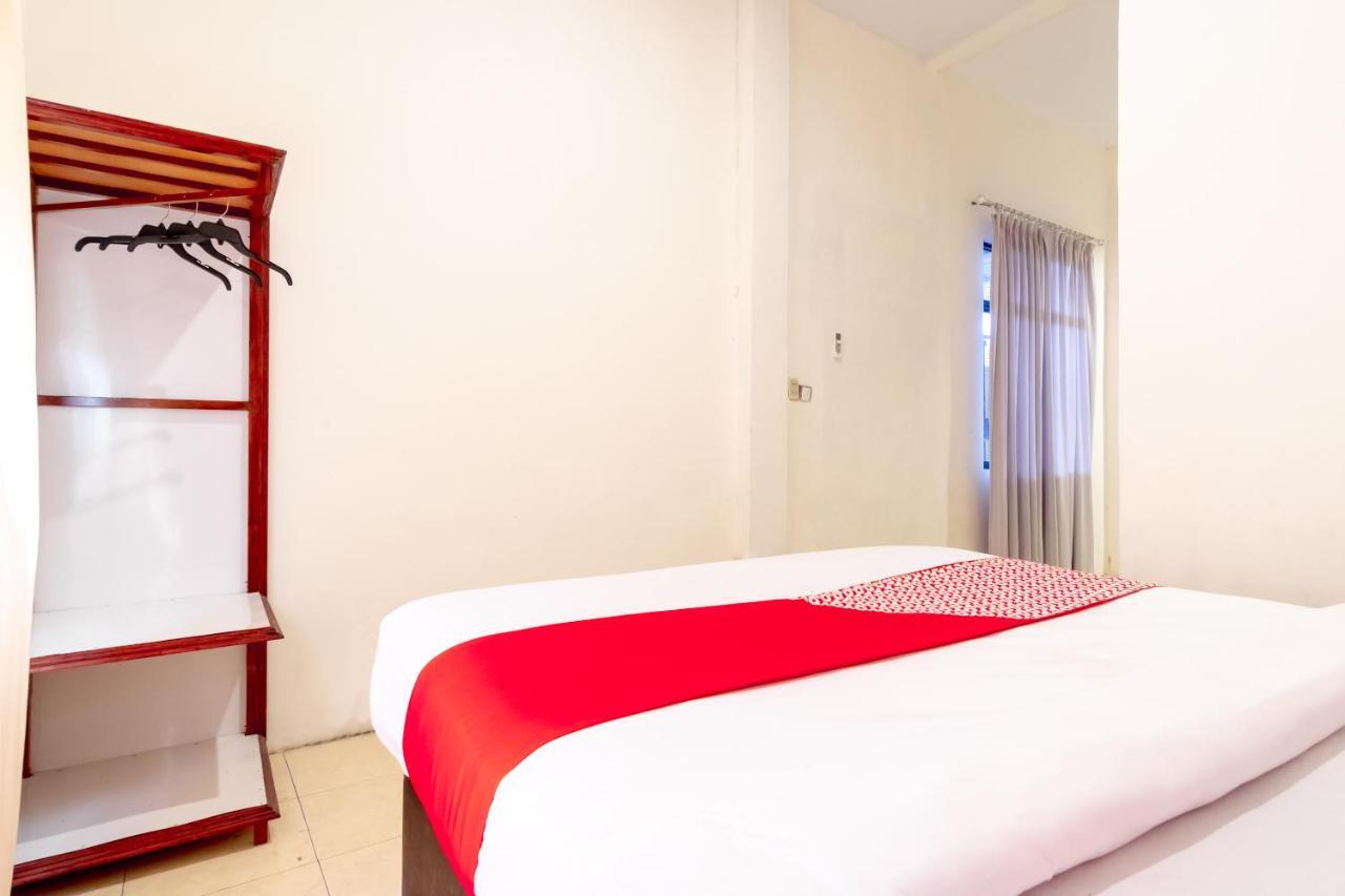 Oyo 1364 Pondok Wisata Istana XI Medan Esterno foto